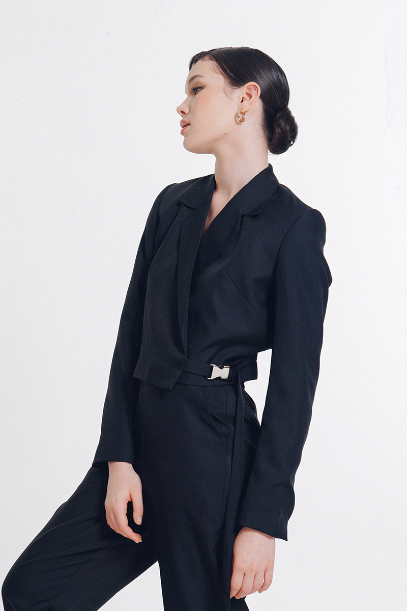 Buckle 25 Crop Blazer In Black