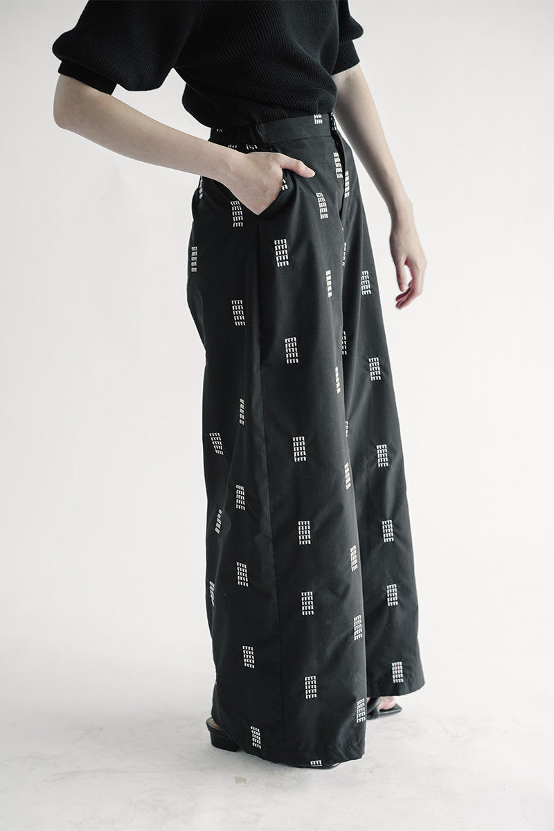 Essential Embroidery Long Pants In Black