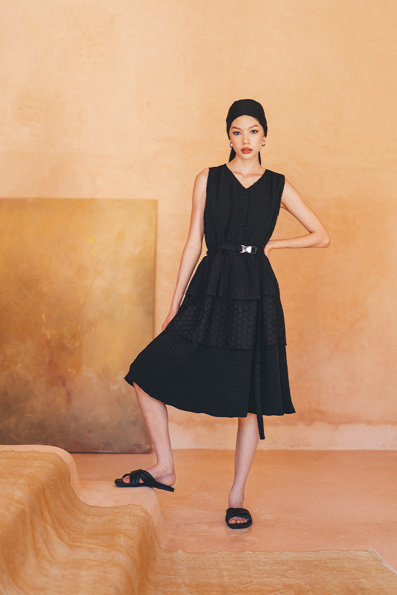 Buckle 25 Pleated Dress In Black