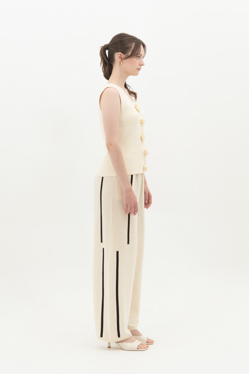 Essential Flower Buttoned Vest In Cream