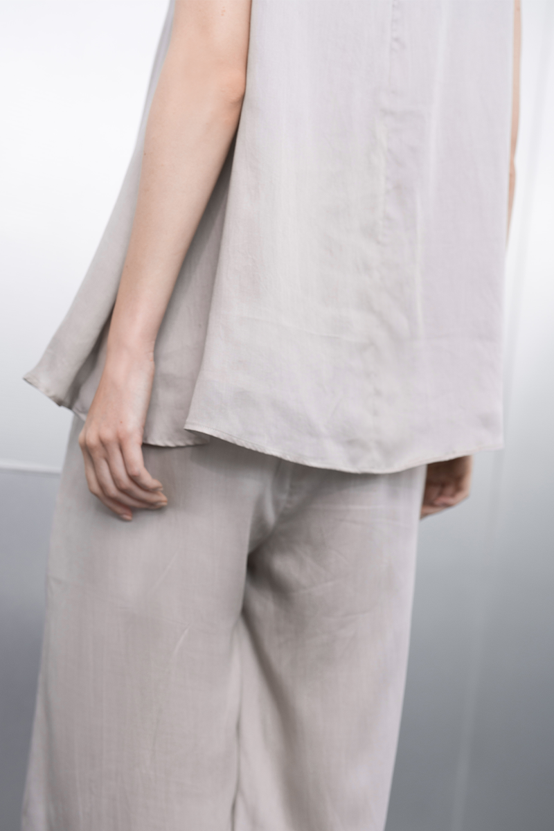 Sateen Sleeveless Top In Dove Grey