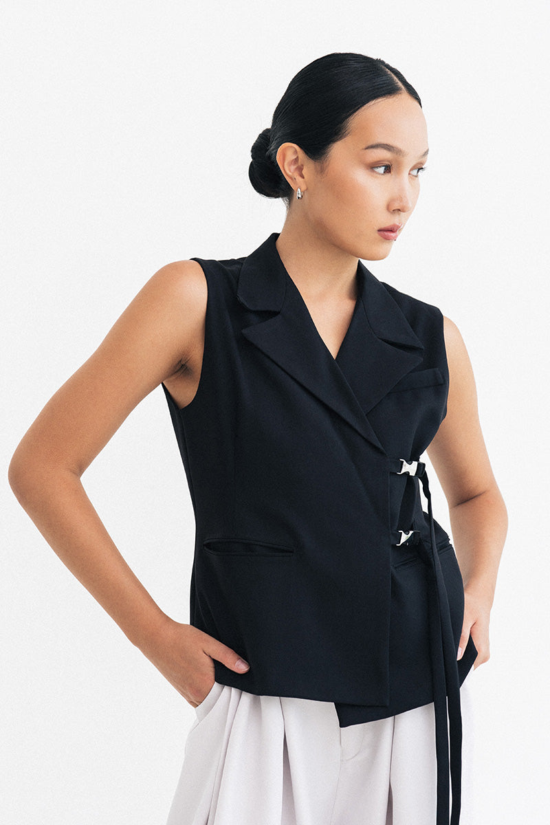 Buckle 15 Collar Vest In Black
