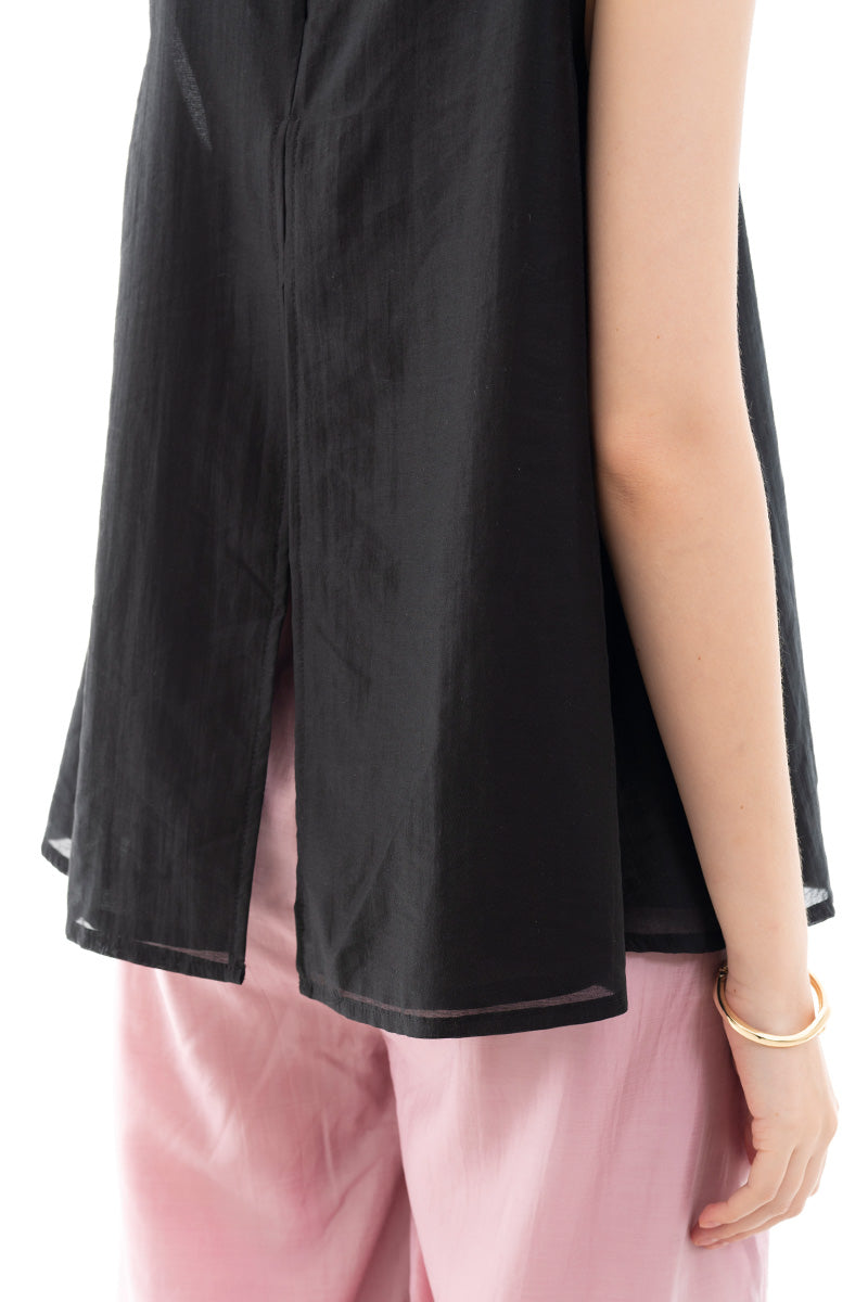 Mock Neck Sleeveless Top In Black