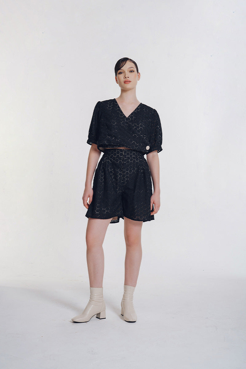 Short Embroidery Pants In Black