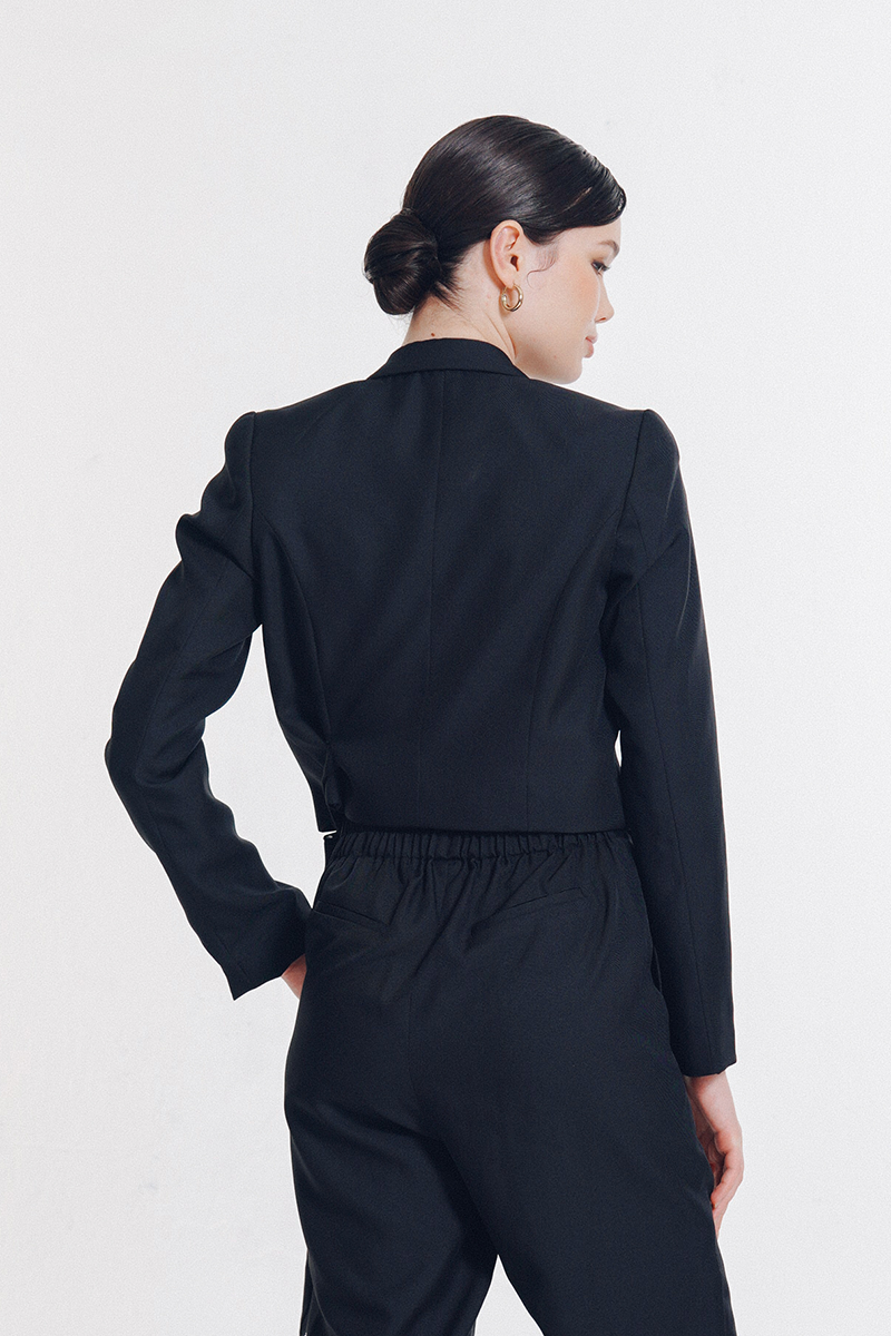 Buckle 25 Crop Blazer In Black