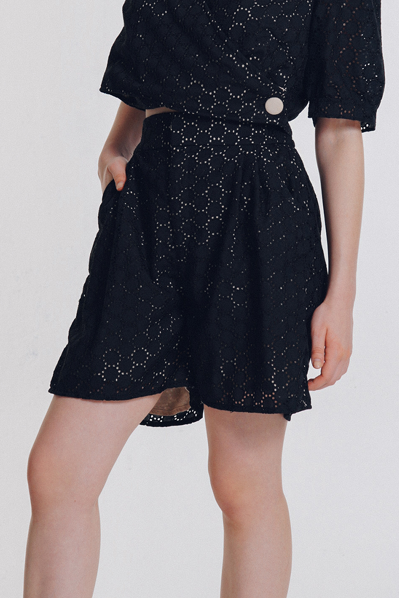 Short Embroidery Pants In Black