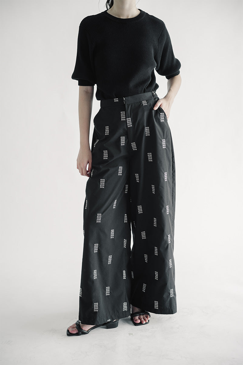 Essential Embroidery Long Pants In Black