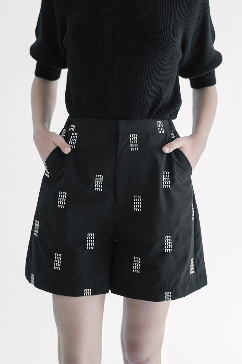 Essential Embroidery Short Pants In Black