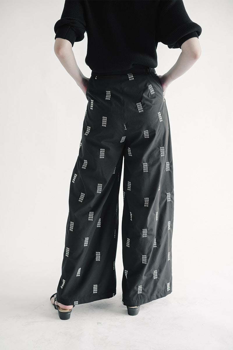 Essential Embroidery Long Pants In Black