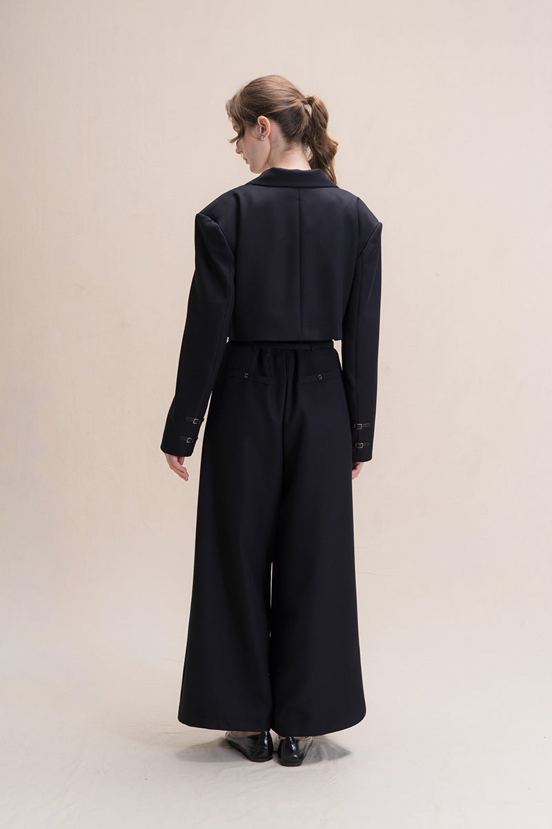 Buckle Cropped Blazer In Black