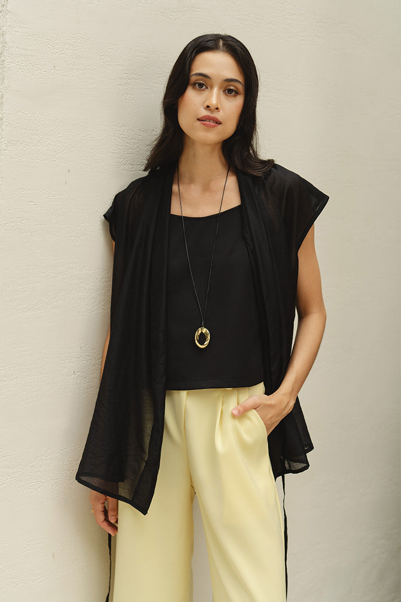 Cap-Sleeved Tie Waist Vest In Black