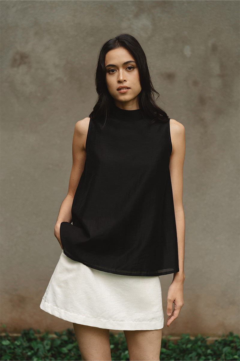 Mock Neck Sleeveless Top In Black