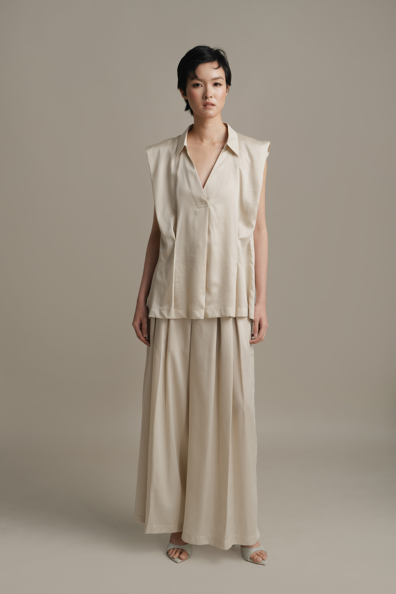 Sleeveless Pleated Shirt In Sand