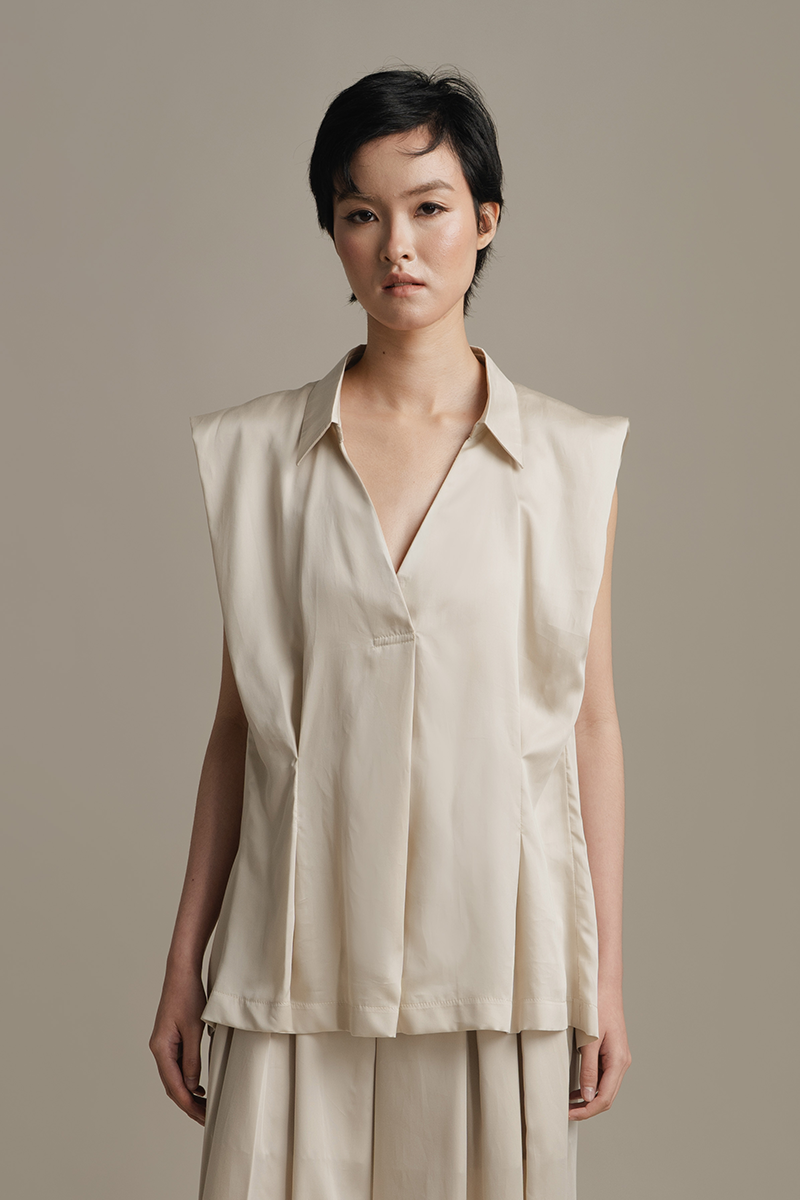 Sleeveless Pleated Shirt In Sand