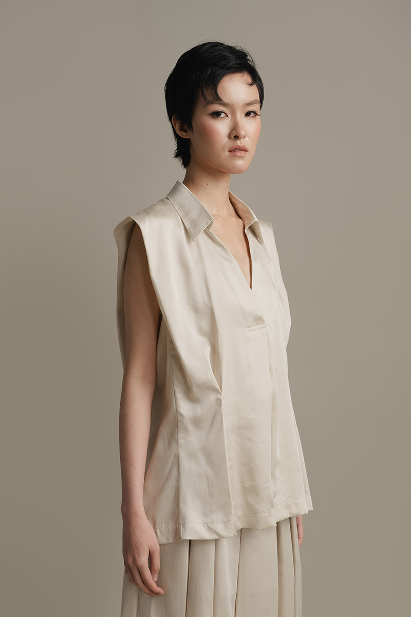 Sleeveless Pleated Shirt In Sand