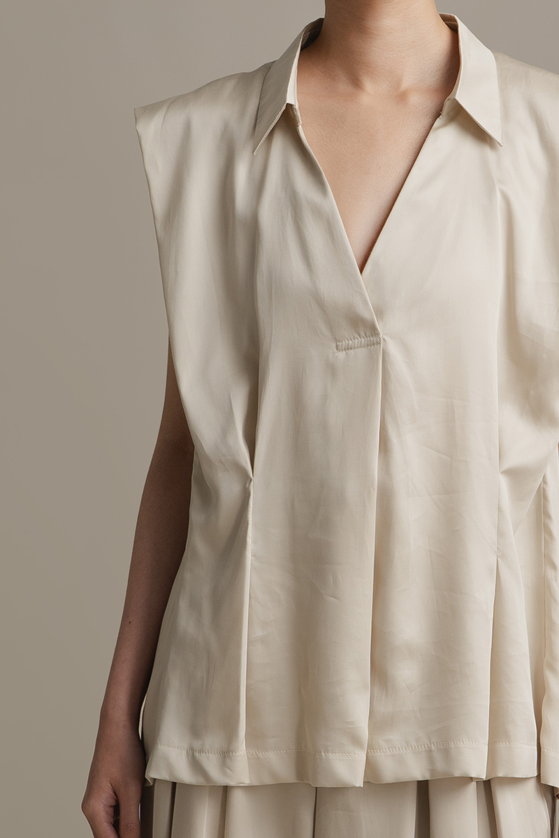 Sleeveless Pleated Shirt In Sand