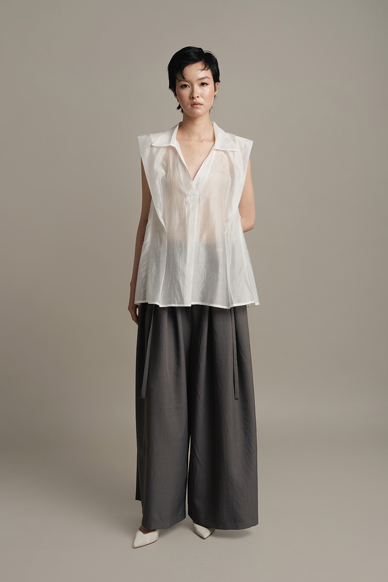 Sleeveless Pleated Shirt In White