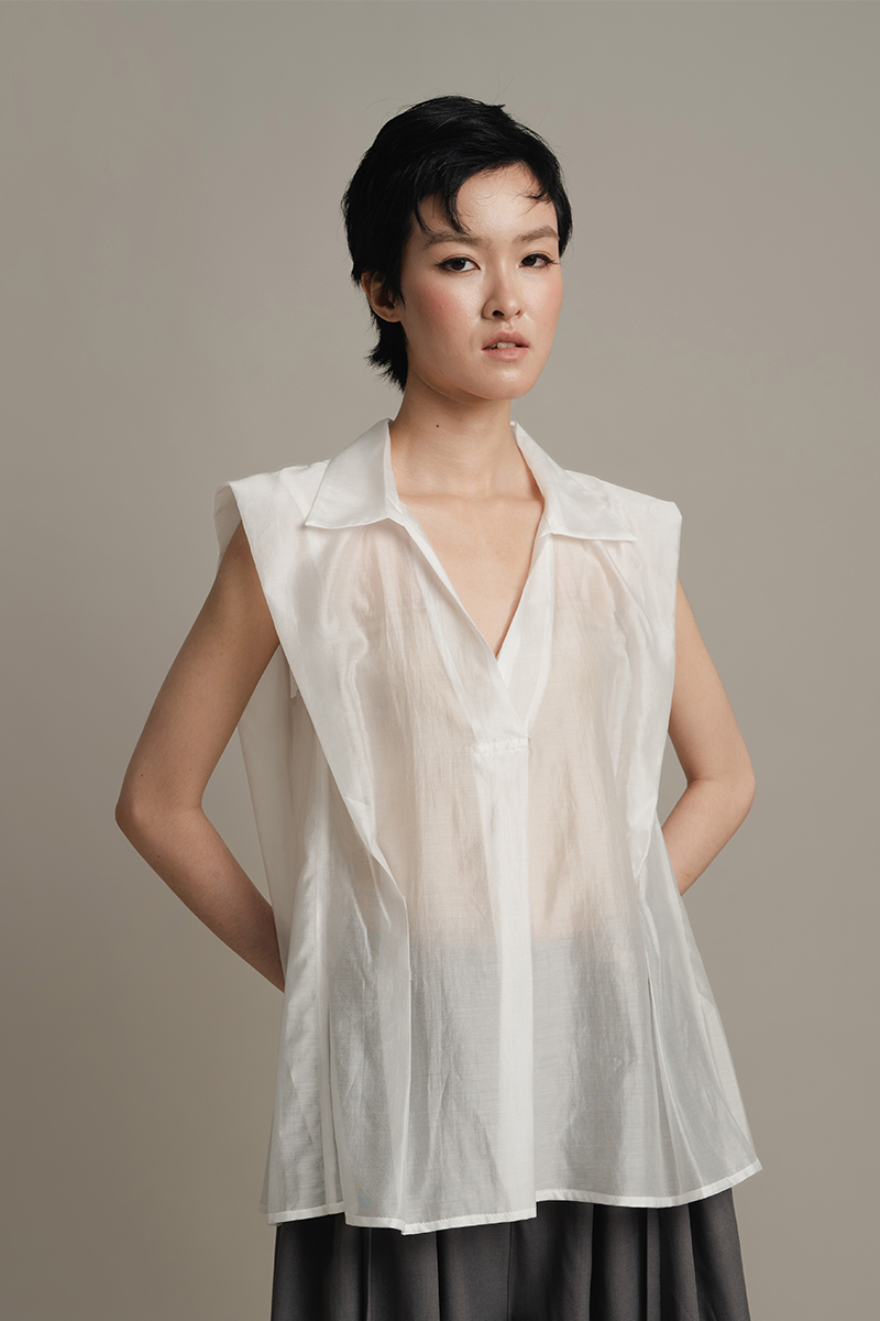 Sleeveless Pleated Shirt In White