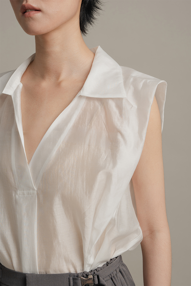 Sleeveless Pleated Shirt In White