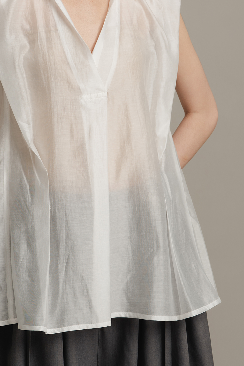 Sleeveless Pleated Shirt In White
