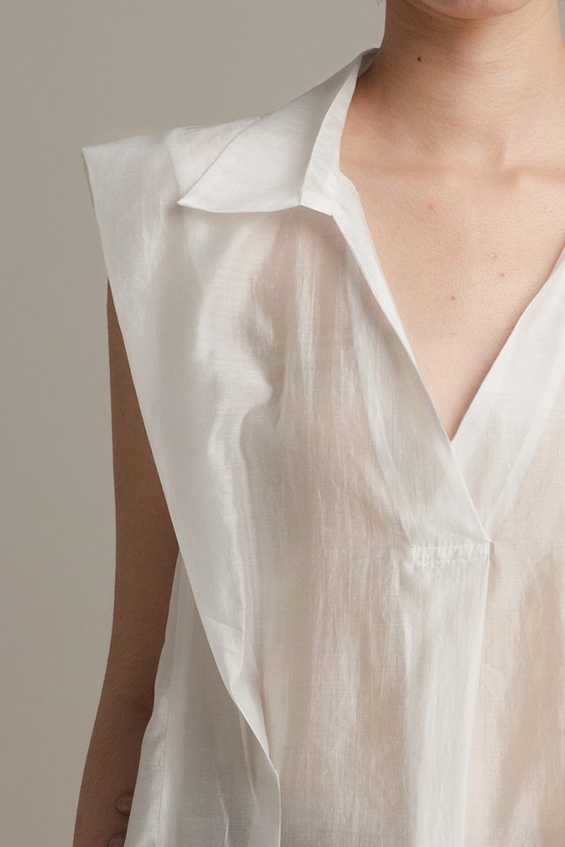 Sleeveless Pleated Shirt In White