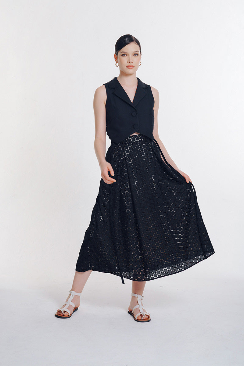 Buckle 15 Embroidery Midi Skirt In Black