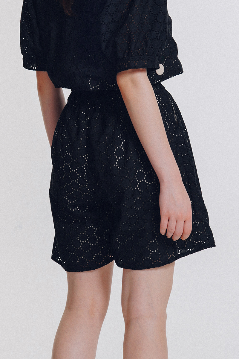 Short Embroidery Pants In Black